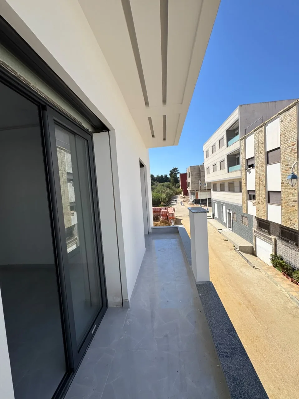 RUIM APPARTEMENT MET 2 SLAAPKAMERS EN BALKONS TE KOOP